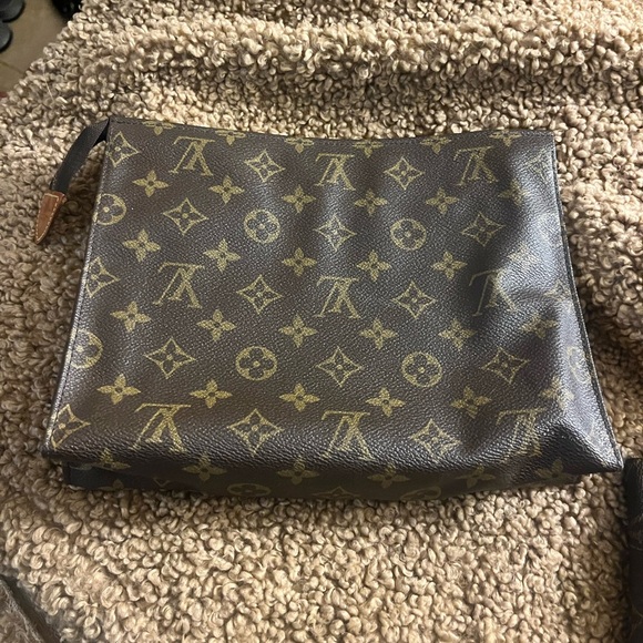 Authentic Louis Vuitton toiletry bag - Picture 5 of 13
